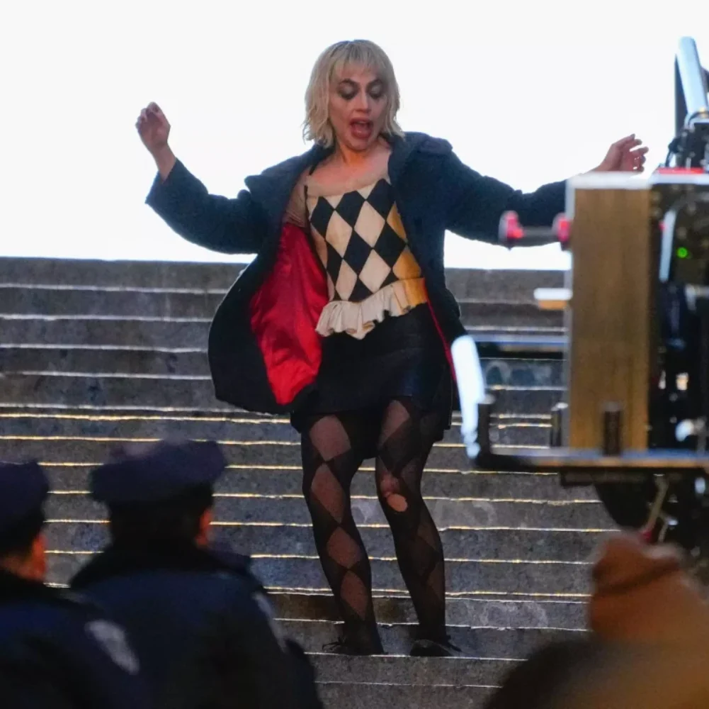 Lady Gaga é clicada surtada como Arlequina em Coringa 2