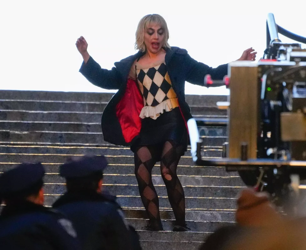 No momento, você está visualizando Lady Gaga é clicada surtada como Arlequina em Coringa 2